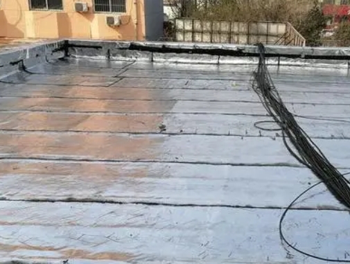 瑞丽卫生间漏水维修公司分享下瑞丽屋面楼顶防水刚性防水层施工要点。